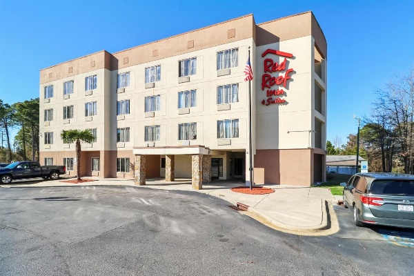 Red Roof Inn & Suites Fayetteville-Fort Bragg image 1