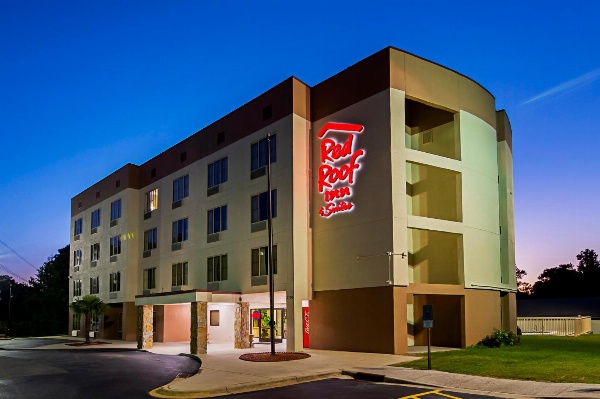 Red Roof Inn & Suites Fayetteville-Fort Bragg image 2